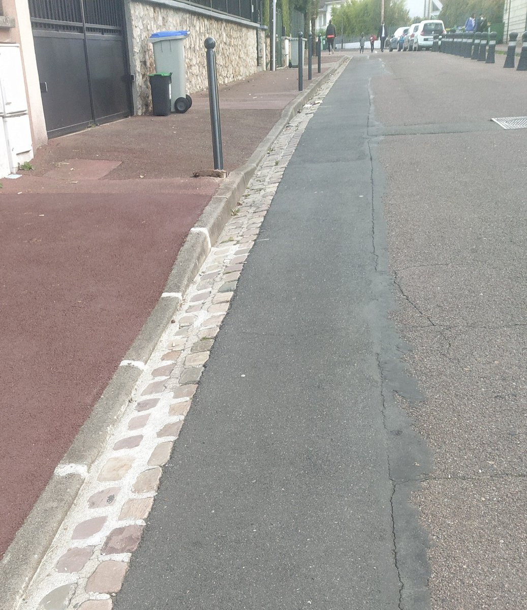 Bonjour <a href="/fontenay92/">Fontenay-aux-Roses</a> merci de sceller en urgence, ce poteau lourd en metal,  tombé hier à 16h30 lors de la sortie d'école de la Roue A aux pieds des enfants.