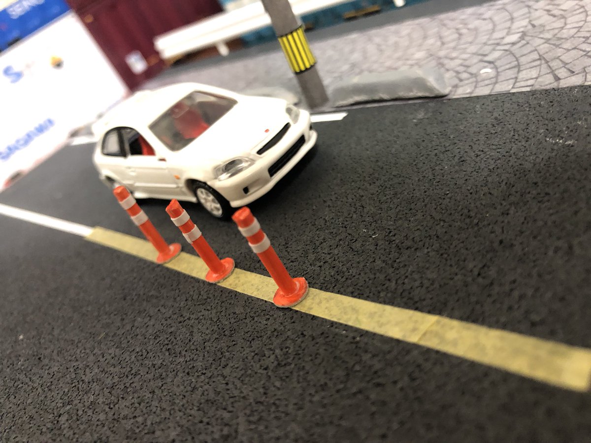 hirocraft4's tweet photo. 昨日の答えはオレンジポールです🤗

ジオラマで作ってる方は少ないですよね😅

作り方は簡単で、マッキーのオレンジで塗って白のマスキングテープを切って貼って、穴あけパンチで出した丸いのに貼って終わりです🤗
簡単でしょ😅

いいと思った方はリツかいいねでお願いします🤗

＃トミカ
＃ジオラマ https://t.co/9lesW4Va0D