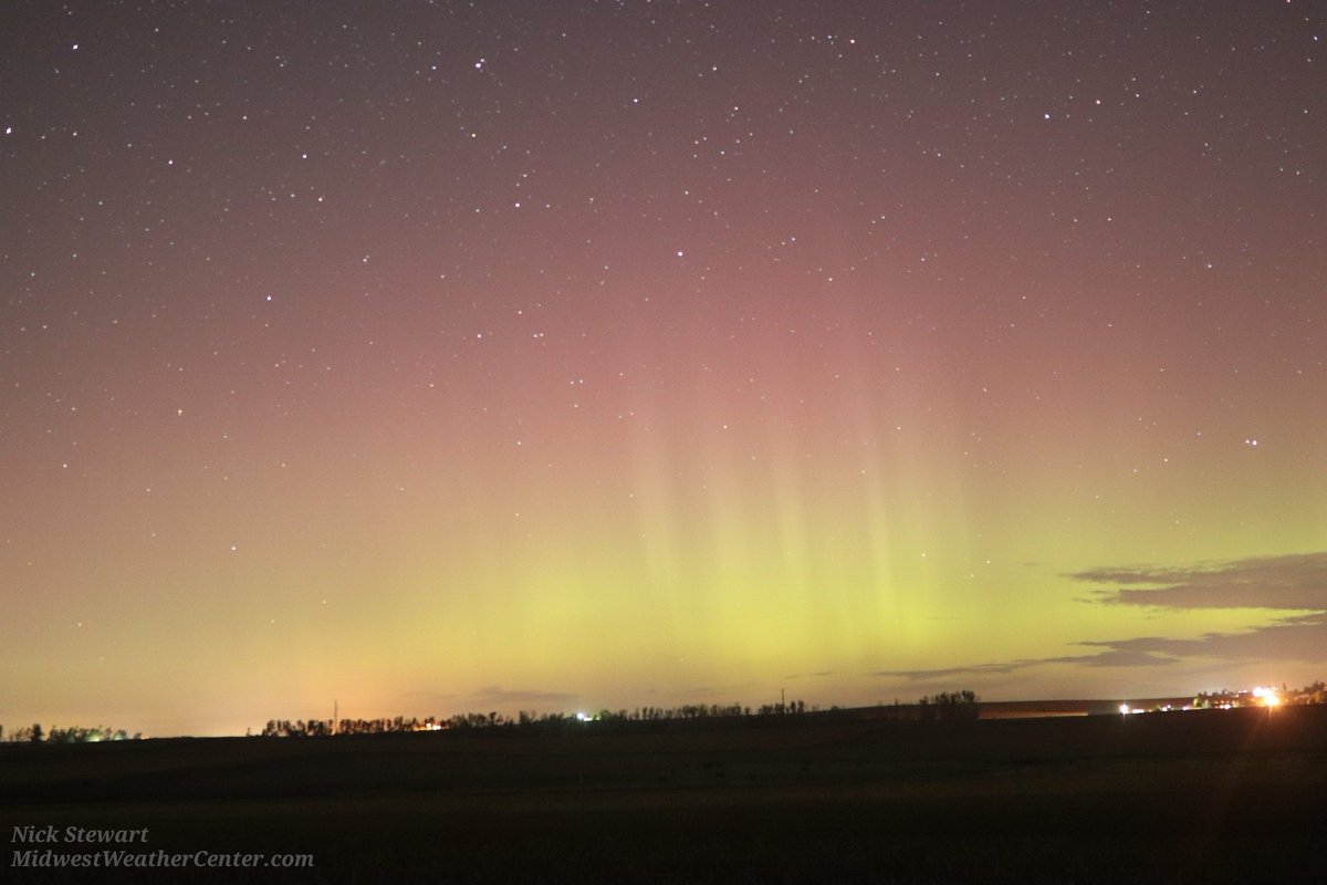 NStewWX's tweet photo. Just beautiful. Near Vinton, IA. #NorthernLights #IAwx https://t.co/FC59rtA7IT