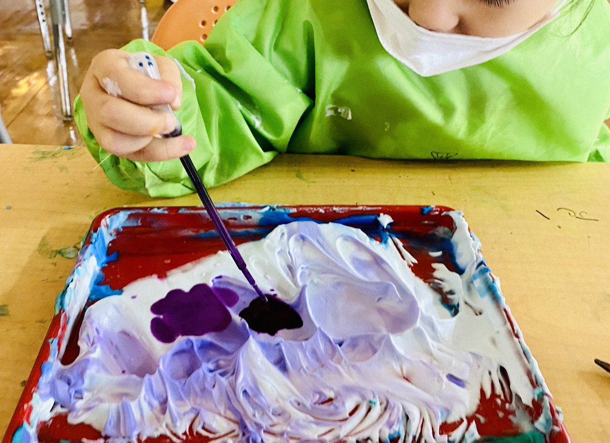 Karenjung20's tweet photo. Today, I was finally brave enough to do shaving foam process art with 4 year olds for their color exploration unit. They loved it! :) #colorexploration #colormixing #elementaryarted @KIS_SeoulCampus @kispride https://t.co/2hJkoSboOM