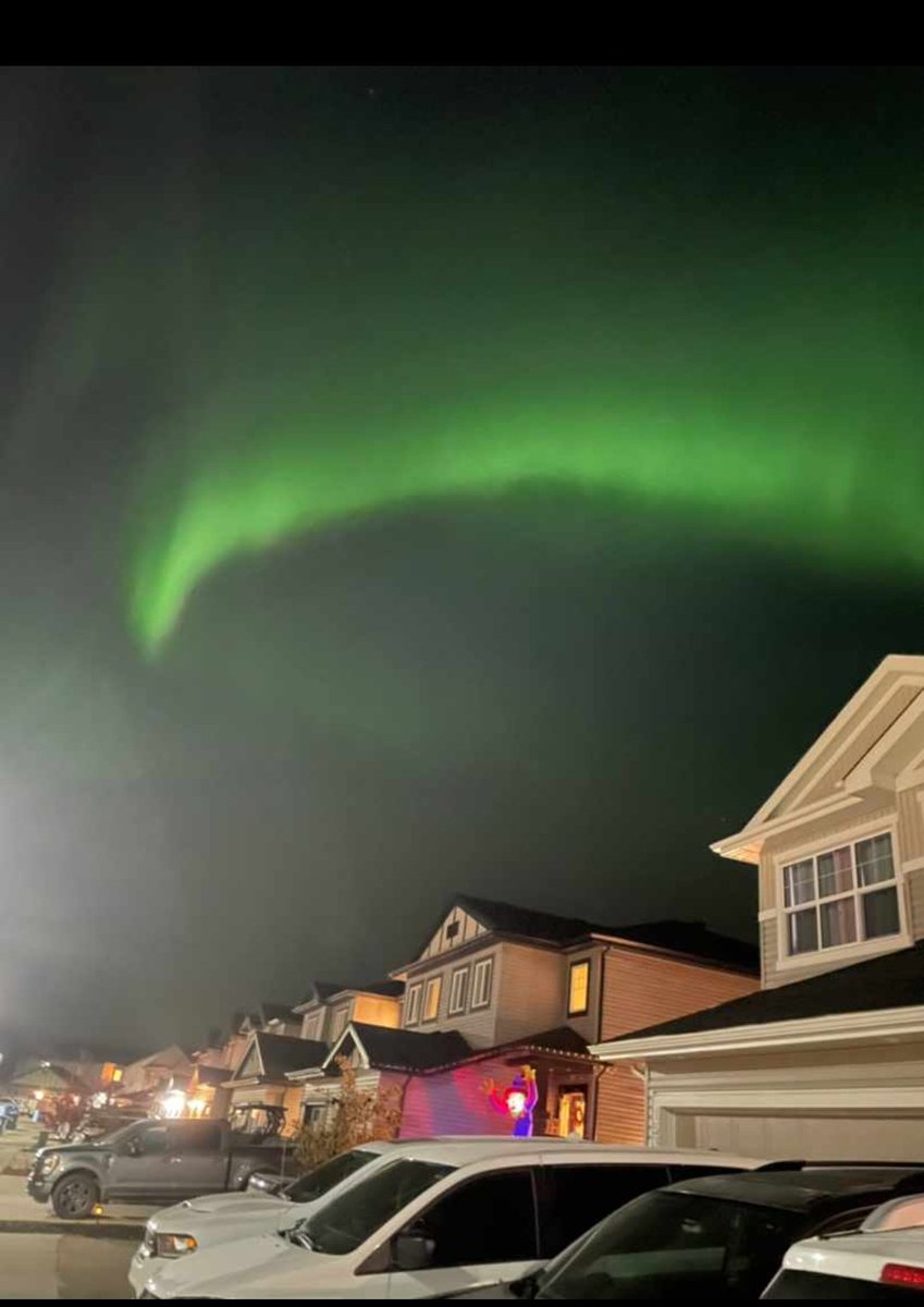 ocheboy's tweet image. The Northern Lights. Amazing way to end Thanksgiving. #YMM #FortMacStrong