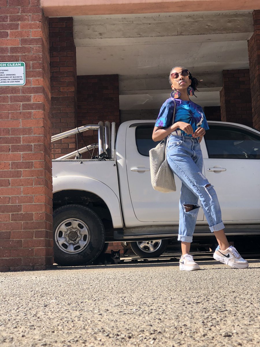 MantateQueeneth's tweet photo. Tuesday is for #sneakers🥰
#Nike #CreativeOutfits #ColorPops #UMotle https://t.co/1HehusdAjN