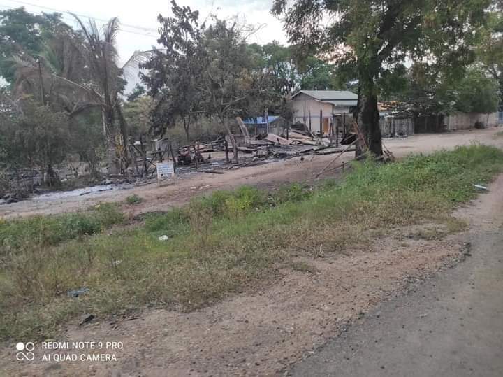m_krl1's tweet photo. In retaliation for the military convoy’s targeted,Military Junta burnt down at least 2 houses incl: of a woman with heart diseases, into ashes in roadside of TaePinkan village in Sagaing' #Yinmarbin Tsp at 10am on Oct11, forcing locals to flee.
#Oct12Coup
#WhatsHappeningInMyanmar https://t.co/lgpUXpiSPE