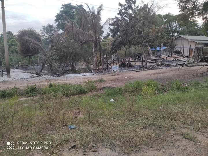 m_krl1's tweet photo. In retaliation for the military convoy’s targeted,Military Junta burnt down at least 2 houses incl: of a woman with heart diseases, into ashes in roadside of TaePinkan village in Sagaing' #Yinmarbin Tsp at 10am on Oct11, forcing locals to flee.
#Oct12Coup
#WhatsHappeningInMyanmar https://t.co/lgpUXpiSPE