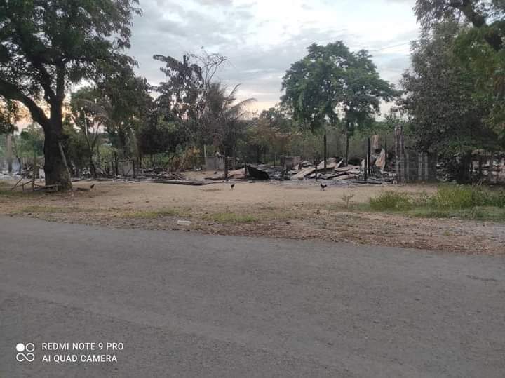 m_krl1's tweet photo. In retaliation for the military convoy’s targeted,Military Junta burnt down at least 2 houses incl: of a woman with heart diseases, into ashes in roadside of TaePinkan village in Sagaing' #Yinmarbin Tsp at 10am on Oct11, forcing locals to flee.
#Oct12Coup
#WhatsHappeningInMyanmar https://t.co/lgpUXpiSPE