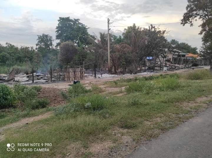 m_krl1's tweet photo. In retaliation for the military convoy’s targeted,Military Junta burnt down at least 2 houses incl: of a woman with heart diseases, into ashes in roadside of TaePinkan village in Sagaing' #Yinmarbin Tsp at 10am on Oct11, forcing locals to flee.
#Oct12Coup
#WhatsHappeningInMyanmar https://t.co/lgpUXpiSPE