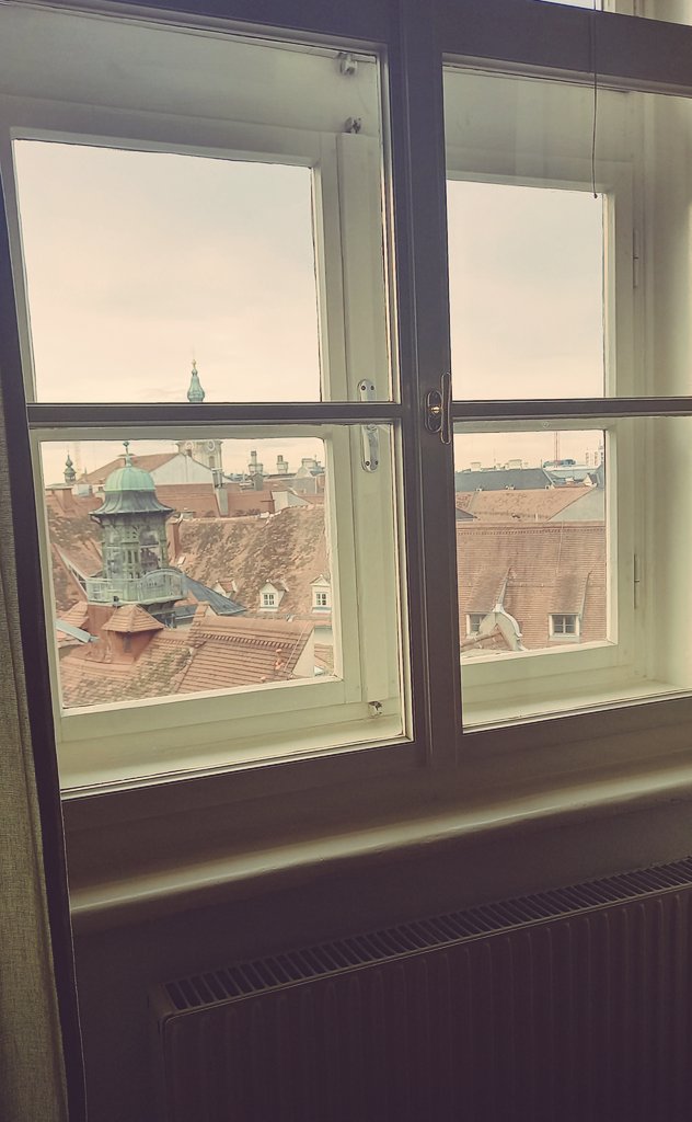 bayuedvra's tweet photo. Memandang rindu yang merayapi atap-atap rumah; berembus menumpang desir angin yang beku dan sepi.

Hanya berteman lonceng-lonceng gereja yang berdentang tiap lima belas menit, namun bergaung abadi melintas ruang dan waktu...⏳ https://t.co/KoRIOmWN9u