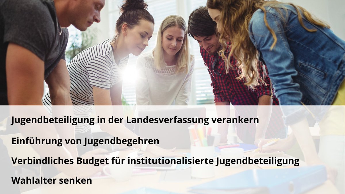 Die rund 80 Teilnehmenden des #Jugendkongress von <a href="/LSBR_BW/">Der Landesschülerbeirat</a> &amp; Dachverband der Jugendgemeinderäte haben klare Forderungen an die #Politik! 👇 Denn: #Jugendliche sind am längsten von jetzt vereinbarten Entscheidungen betroffen, dürfen aber kaum mitentscheiden. <a href="/DZBaWue/">DZBaWue</a> <a href="/jungbewegt/">jungbewegt</a>