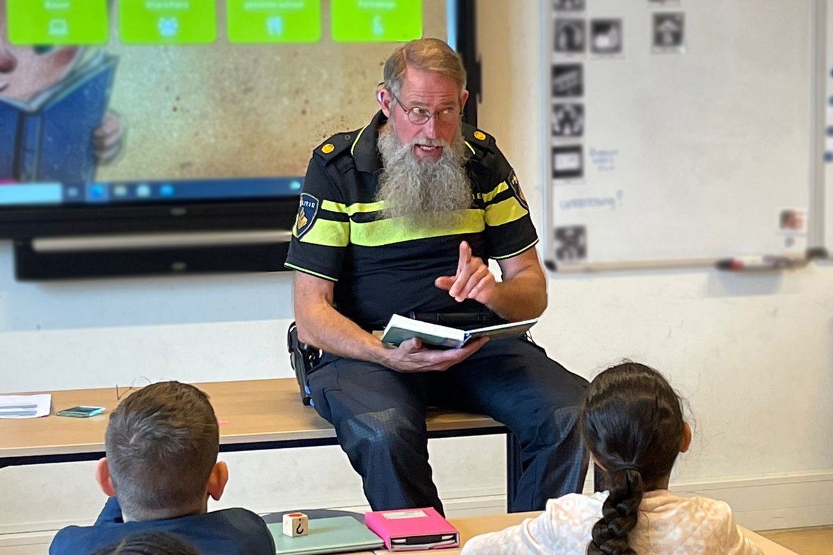 ZALTBOMMEL – Wijkagent Hendrik Rietstra heeft vorige week voorgelezen bij groep 4, 5 en 8 van De Walsprong. Hij deed dat in het kader van de Kinderboekenweek.

Lees het hele artikel op onze website.
bommelerwaardgids.nl/nieuws/algemee…