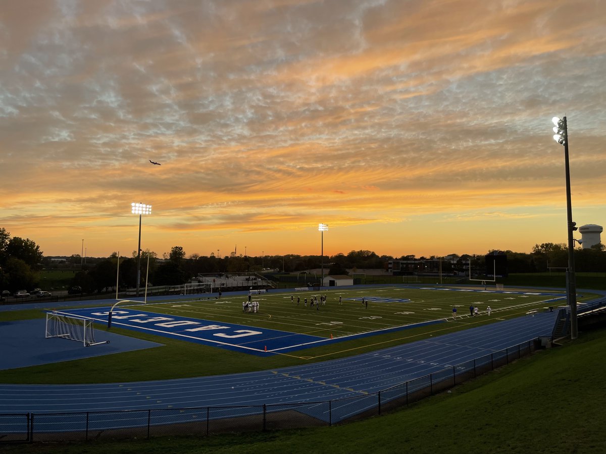 TackleBarFB's tweet photo. Beautiful night for some TackleBar football.

#youthfootball #footballseason #smarterfootball https://t.co/wojAZopTd4