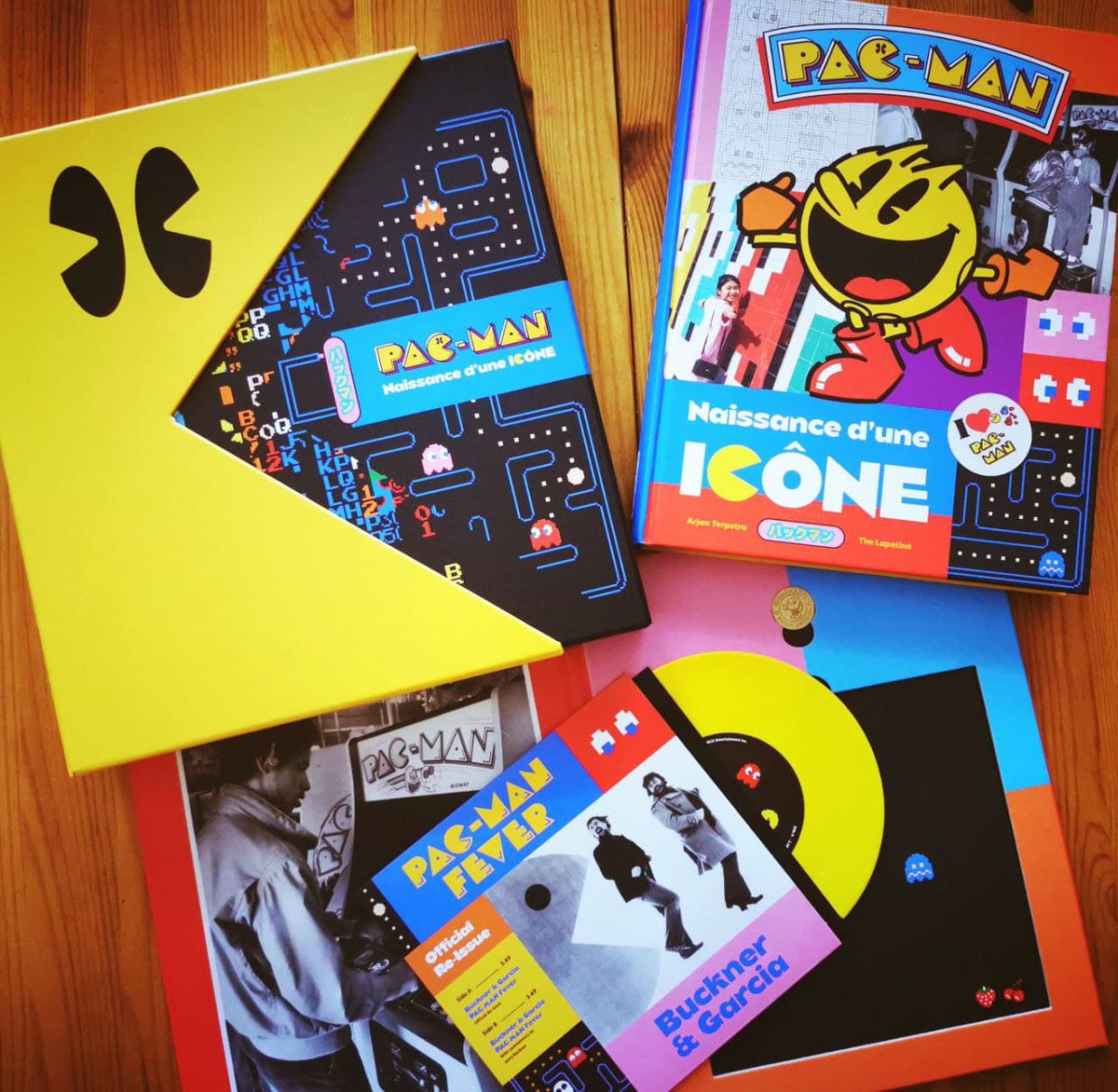 NicolasBetoux's tweet photo. 😍Just received that crazy &amp; lovely book: 
PAC-MAN - Naissance d’une icône 💛
Authors: @lapetino and @Ranja72 published by @omakebooks!
Didn't expect this size and amount of content inside it 
(tons of info/research/materials😋) 
🍒Congratulations for the release !🍒 https://t.co/lQ6HjWbCOl