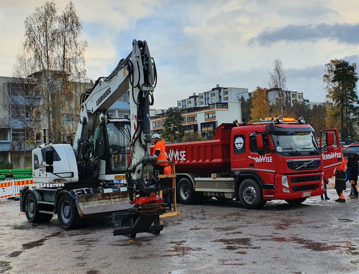 HLehtikankare's tweet photo. Soukan katutyömaan ja Soukan koulun liikenneturvallisuustempauksessa neuvottiin koululaisia työkoneiden ja kuorma-autojen vaaroista. Satakunta innokasta nuorta kuskia pääsi kiipeämään ratin taakse - ehkä tulevaisuuden infrarakentajia? 😊 #kakeespoo #terrawiseoy #soukankoulu https://t.co/g3uVwY3exY
