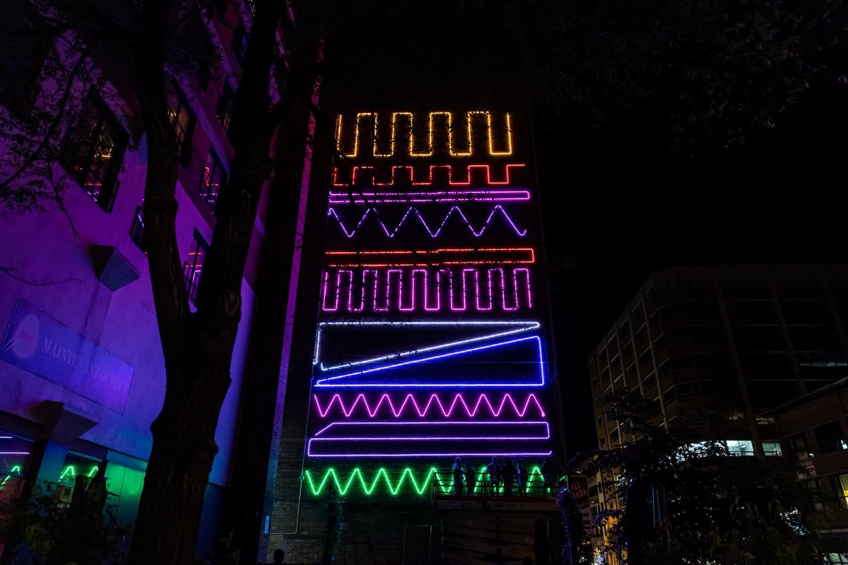 🔺ART PUBLIC🔺
Le Plateau est une vibrante destination d’art public. Tous les mardis, nous rendons hommage à une œuvre du quartier.

Auj., place à la murale néon INM #4.

🎨<a href="/SPIDERTAG/">SPIDERTAG</a>/<a href="/MURALfestival/">MURAL</a>
📍av. Mont-Royal/boul. St-Laurent
📸<a href="/VIDEOJF/">JF GALIPEAU</a>

#plateaumontroyal #artpublic #mtl