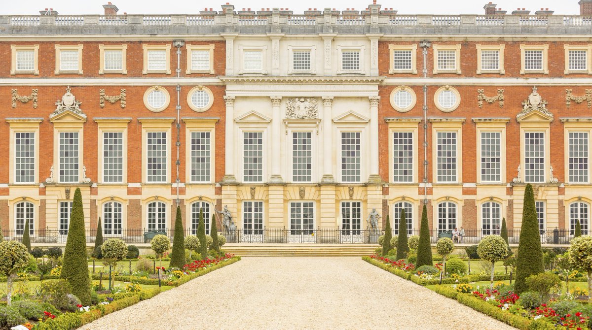 HRP_palaces's tweet photo. Happy birthday, Sir Christopher Wren! #OTD in 1632, the highly acclaimed English architect was born 🥳

#HamptonCourtPalace is home to one of Wren’s most spectacular designs, known today as the Baroque Palace, built at the end of the 17th century for William III and Mary II 🏰 https://t.co/FrIn3rSBAn