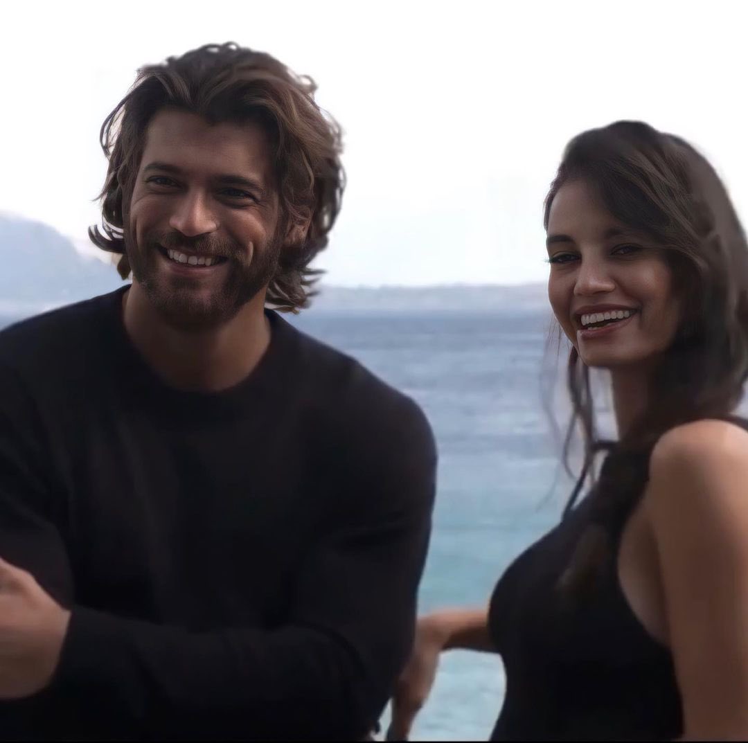 Джан яман и франческа чиллеми роман. Фиолетовый как море 2 дата выхода. Франческа киллеми. Фиолетовый как море 2 дата выхода. Джан яман в итальянском сериале фиолетовый как море.