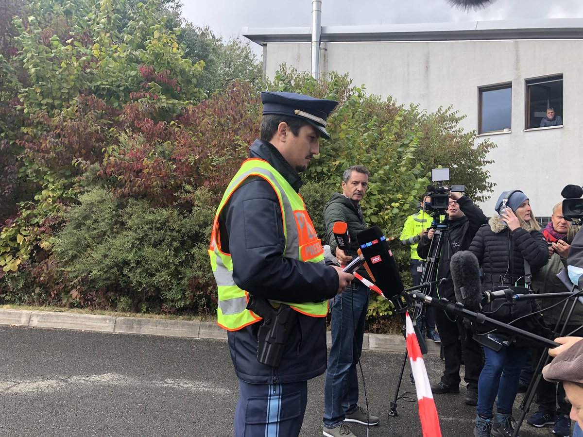 #julia wurde eben gefunden! Das bestätigt die #Polizei Oberpfalz gerade. Das Mädchen wurde von Waldarbeitern in Tschechien gefunden. Julia lebt!  <a href="/BR24/">BR24</a>