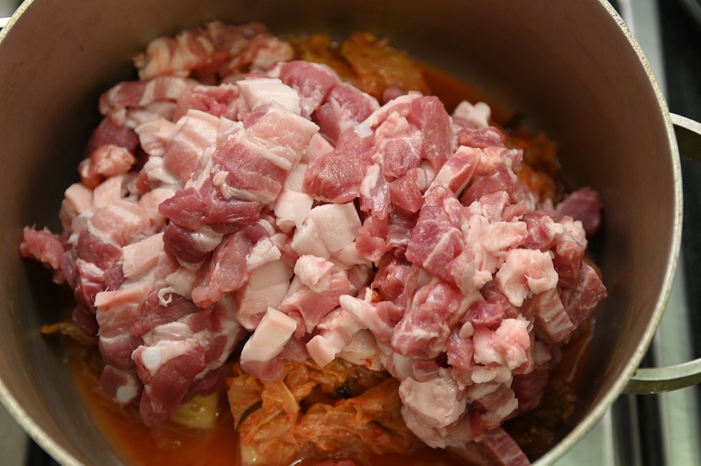 lemonaid1206's tweet photo. 김치찌개 맛있게 만드는 법 

1. 묵은지에 돼지고기를 듬뿍 넣는다
2. 돼지고기를 더 많이 넣는다.
3. 돼지고기 지방이 완전히 흐물흐물해질때까지 오래 끓여준다. https://t.co/Rptjl07ep6
