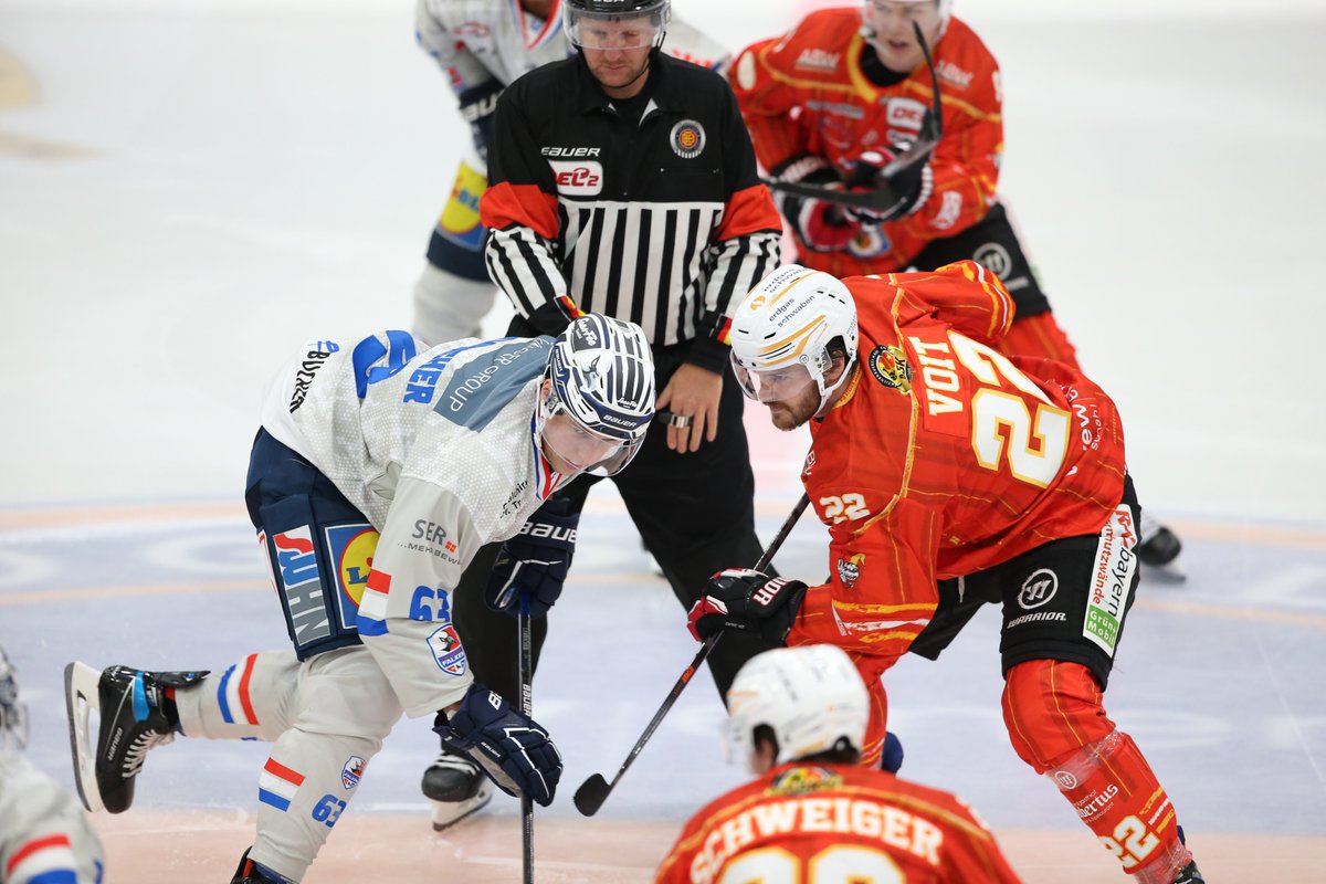 DEL2_News's tweet image. Heute Abend treffen die @HeilbronnFalken und der @ESVKaufbeuren aufeinander. Es ist das erste Spiel unter Cheftrainer Tray Tuomie.
Die Partie beginnt um 20 Uhr und kann live bei @SpradeTV verfolgt werden.
Foto: Benjamin Lahr #del2 #HerzblutEishockey #hnfesv