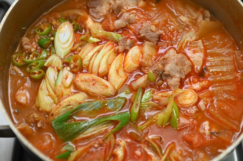 lemonaid1206's tweet photo. 김치찌개 맛있게 만드는 법 

1. 묵은지에 돼지고기를 듬뿍 넣는다
2. 돼지고기를 더 많이 넣는다.
3. 돼지고기 지방이 완전히 흐물흐물해질때까지 오래 끓여준다. https://t.co/Rptjl07ep6