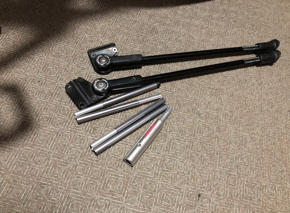 sunapon's tweet photo. ミノウラのサイドスタンドFMS-1の金具がすぐ歪んでしまって使えなくなるので、
PHS-1に付け替えてみた。
後輪が回らないようにブレーキのレバーをロックさせれば、しっかり支えてくれる。
使わない時には折り畳んで小物入れに収納できるのも良い。
これはアイデア商品だなぁ。
#CheckPointSL5 https://t.co/pSNiohF04G