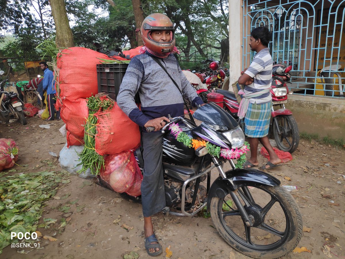 senk_91's tweet image. Don't say that your #bikes can carry heavy loads unless they can be used as such! Proper #load_testing being carried out in the villages of west bengal by the vegetable vendors!
Good job @Hero_MotoCorp with the #supersplendor