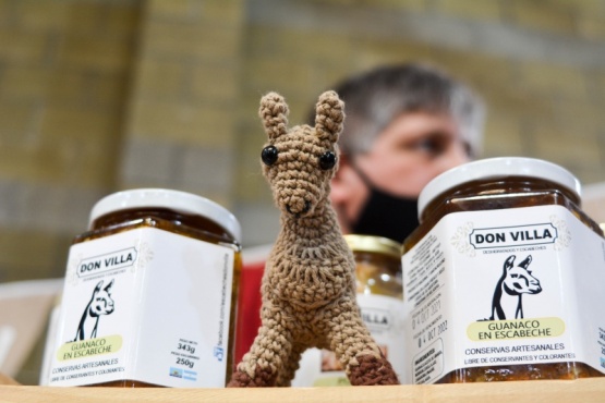 TiempoSur_'s tweet photo. El innovador sabor del guanaco en envase chico #riogallegos #charqui #guanaco #produccion #comida #feria #artesano #emp https://t.co/rIFwRlOtwp https://t.co/XTgcMSo4EK