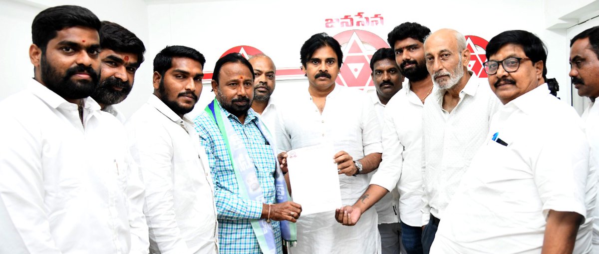 JanaSenaParty's tweet photo. ఉద్యమాలతోపాటు ఎన్నికల సమయంలోనూ 
బీసీలు ఏకం కావాలి https://t.co/s6gP5fJ7bn