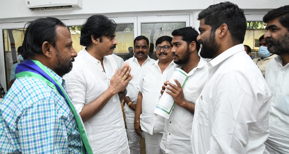 JanaSenaParty's tweet photo. ఉద్యమాలతోపాటు ఎన్నికల సమయంలోనూ 
బీసీలు ఏకం కావాలి https://t.co/s6gP5fJ7bn