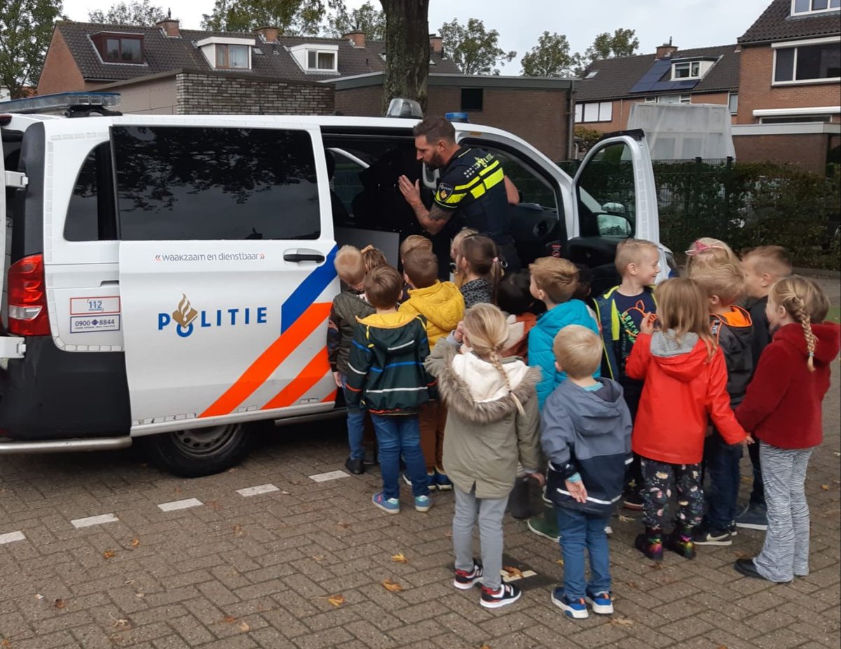 wijkagentjack's tweet photo. Vandaag met een medewijkagent voorlichting gegeven op meerdere basisscholen @Yulius_ggz @Obsdedraaimolen en #hetkompas aan de #Hoefslag in @BARENDRECHTzh Deze bezoeken zijn niet alleen zeer waardevol voor de scholen, maar zeker voor de #wijkagent https://t.co/V6lIFEaygl