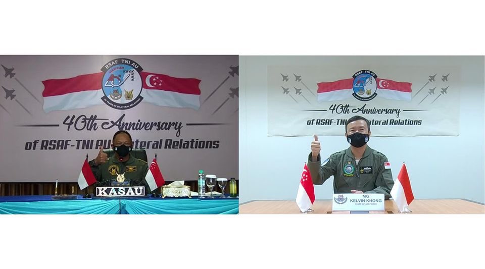 TheRSAF's tweet photo. The RSAF and TNI Angkatan Udara commemorated 40 years of defence relations today. 

MG Khong and ACM Fadjar also participated in a joint formation flying between the two air forces.
 
Read: https://t.co/EM03GpXmjM https://t.co/iA4MqQW1oJ
