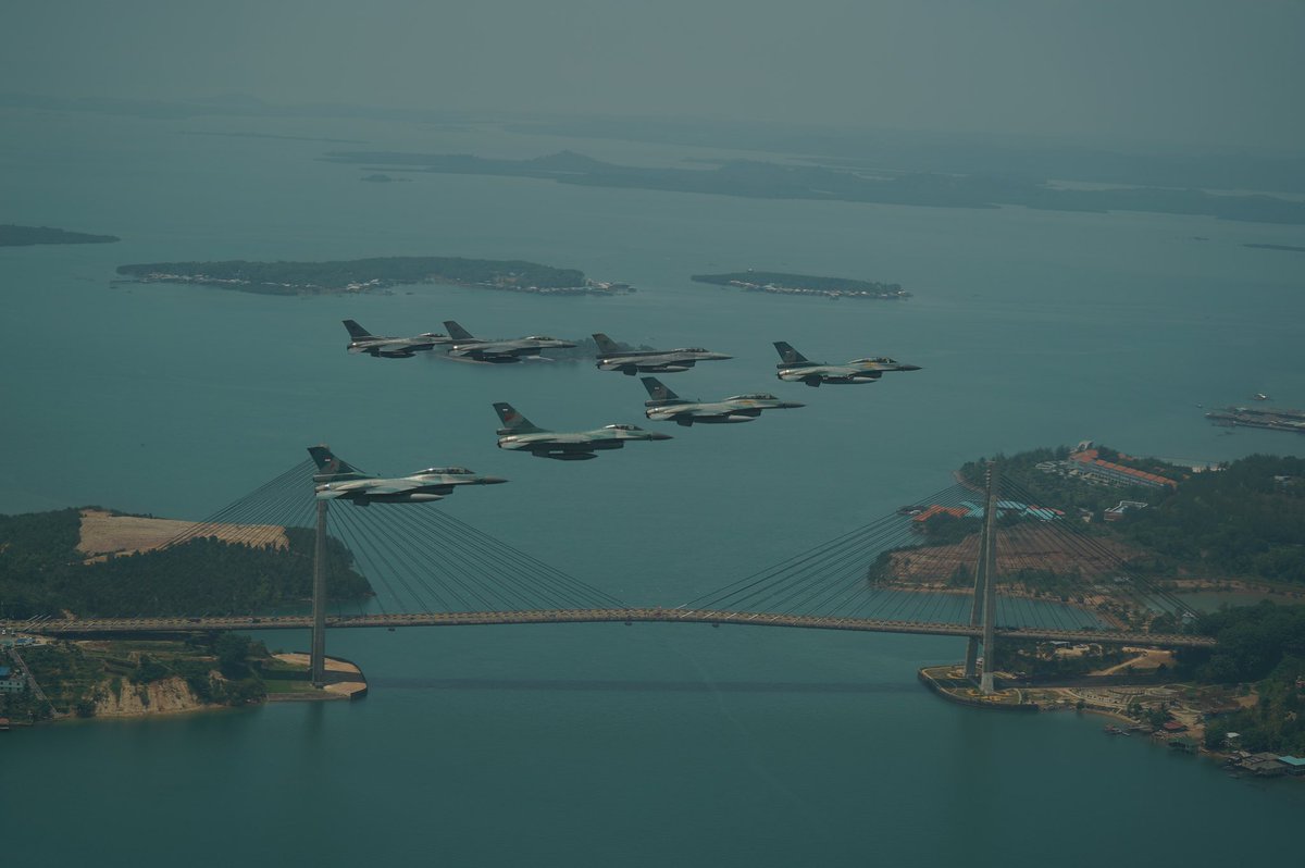 TheRSAF's tweet photo. The RSAF and TNI Angkatan Udara commemorated 40 years of defence relations today. 

MG Khong and ACM Fadjar also participated in a joint formation flying between the two air forces.
 
Read: https://t.co/EM03GpXmjM https://t.co/iA4MqQW1oJ