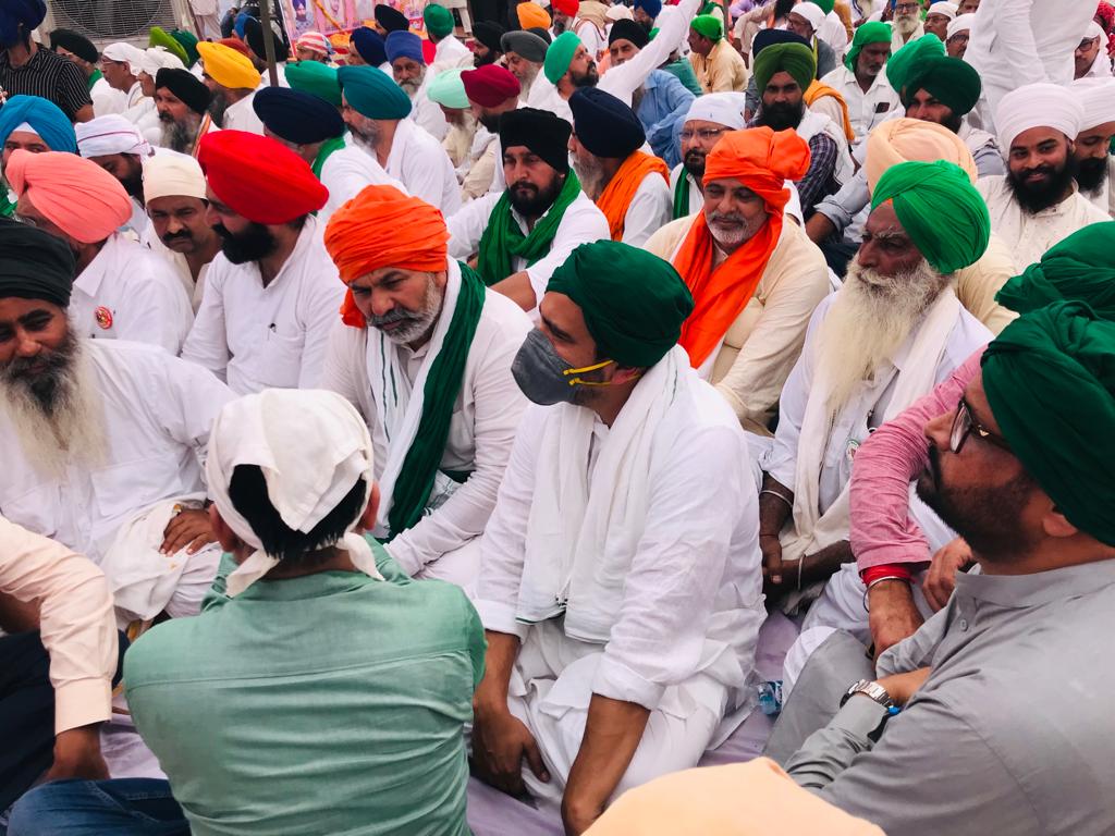 MontyChRLD's tweet photo. आज तिकुनिया में लखीमपुर खीरी नरसंहार में शहीद किसानों की अंतिम अरदास में शामिल हुए राष्ट्रीय लोकदल के राष्ट्रीय अध्यक्ष चौधरी जयंत सिंह जी  और किसान नेता चौधरी राकेश टिकैत जी #Lakhimpur @jayantrld @shahid_siddiqui @AshutoshRLD @RakeshTikaitBKU @GirishRLD https://t.co/QE9KRWWk4k