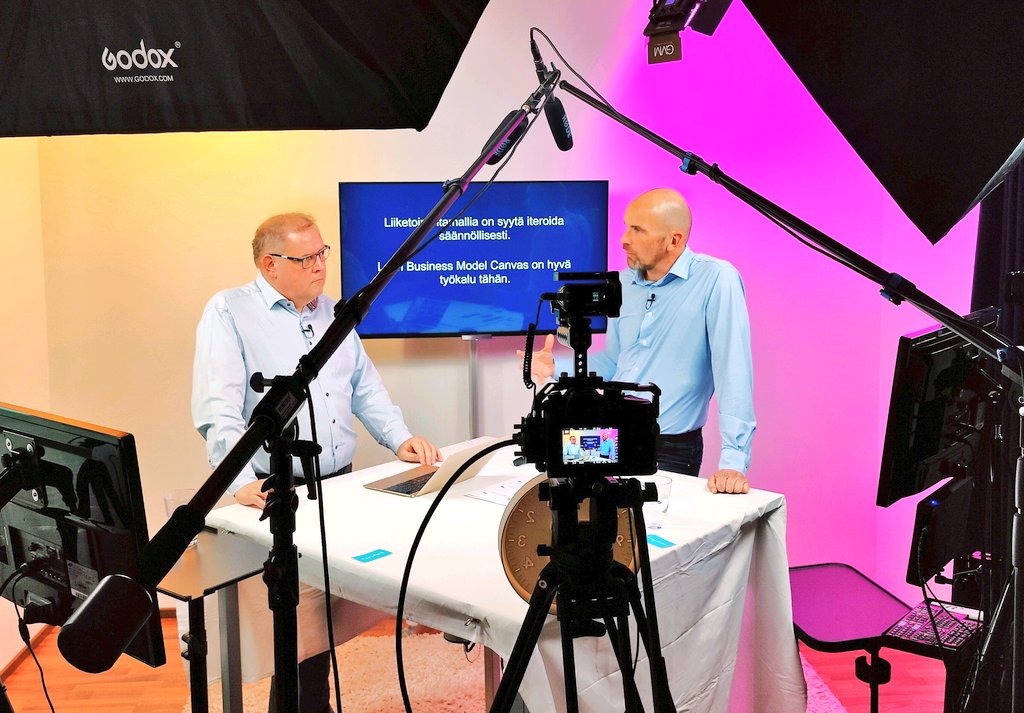 rasmusroiha's tweet photo. "Jopa kypsemmissä SaaS-firmoissa tulee liiketoimintamallia iteroida säännöllisesti" @VaarnasMarkko @takeoffpartners @anttipietila #SaaSKlubi #SaaSFinland @Software_FI https://t.co/pN4Rt62oIs