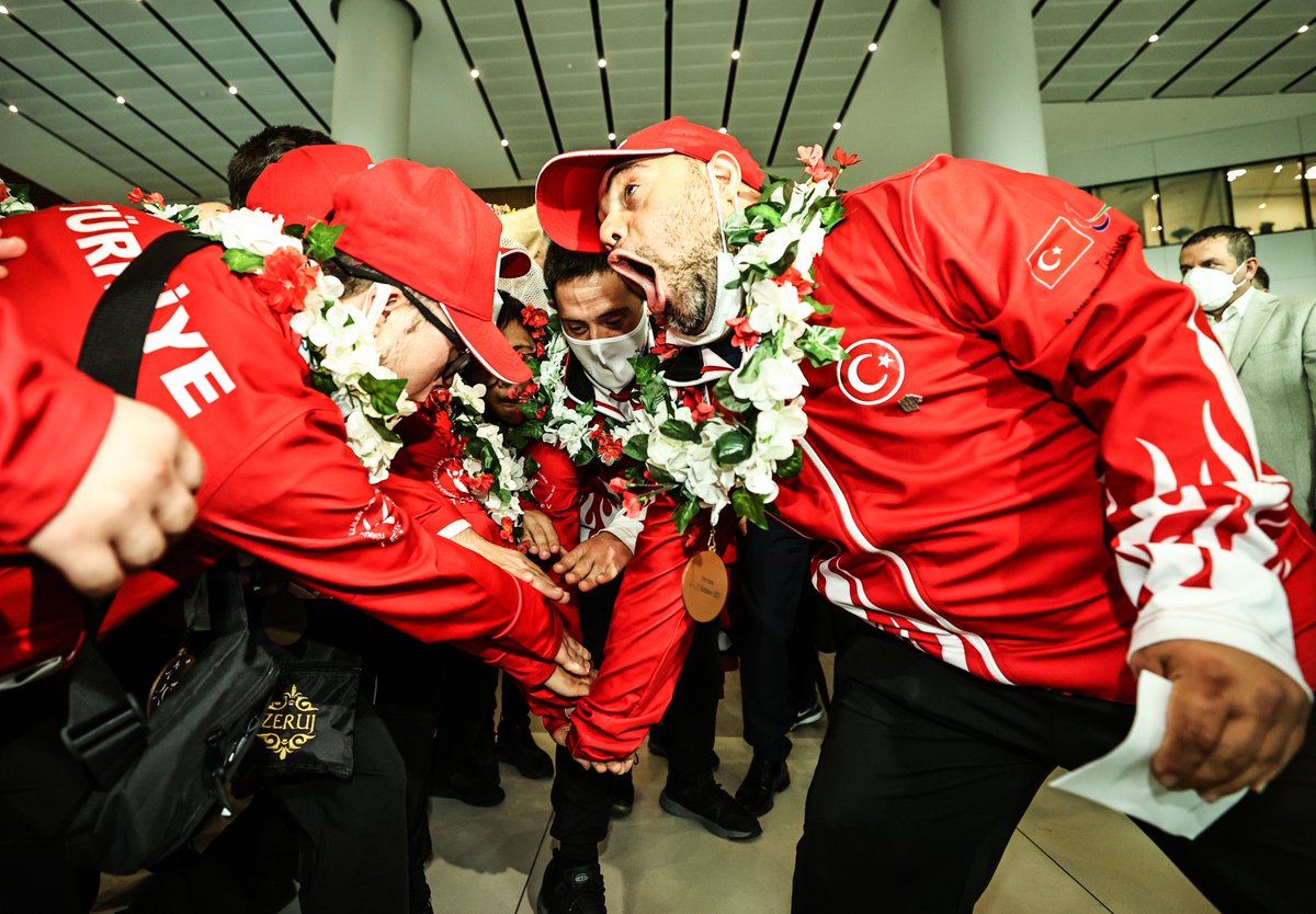 gencliksporbak's tweet photo. 🇹🇷 Büyük gurur!

İtalya'da gerçekleştirilen Down Sendromlular Avrupa Oyunları'nda 16 altın🥇, 22 gümüş🥈ve 14 bronz🥉madalya kazanan milli sporcularımız yurda döndü.

Tebrikler takım! 👏 https://t.co/awHTDevkcv