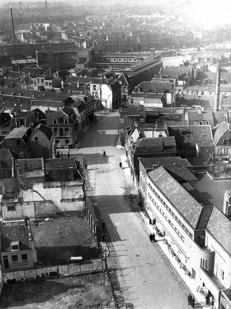 ZowasUtrecht's tweet photo. Vanaf de Jacobikerk in 1939. De Waterstraat. In 't midden kruising met de Willemstraat (links) en de (verdwenen) Koningsstraat (rechts) #WijkC https://t.co/ve1LDpoCZu