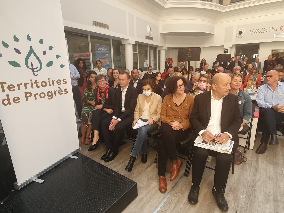SRosRouart's tweet photo. Fière de la réussite du #CongresTdP surtout fière que le combat mené avec @ITolleret sur les gouvernances paritaires y ait un effet immédiat 👉 un binôme paritaire est élu, Félicitations 👏 :
@olivierdussopt pdt de #Tdp
@EmmWargon pdte du #conseilnational @TerresDeProgres https://t.co/2IX6jUEj9T