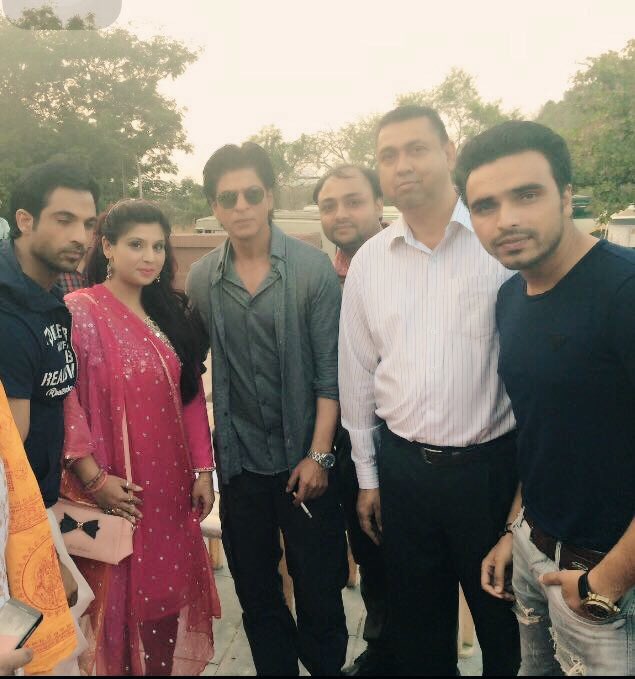 imransheikh653's tweet photo. वो कभी राहुल है, कभी राज
कभी चार्ली तो कभी मैक्स
सुरिंद्र भी वो, हैरी भी
वो देवदास भी और वीर भी
राम, मोहन, कबीर भी
वो अमर है, समर है
रिजवान, रईस, जहांगीर भी
शायद इसलिए कुछ लोगों के हलक में फंसता है
कि एक शाहरुख में पूरा हिंदुस्तान बसता है..
#allahkaramkre.... @iamsrk https://t.co/eipw22mX6o