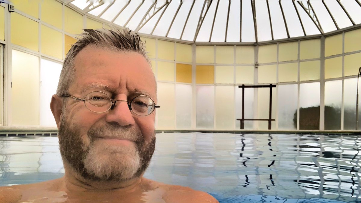 libreriajavier's tweet photo. Life is…
La dura vida de un jubilado. 
Después de estar ayer hasta las mil sirviendo cervezas, toca madrugar para darse un bañito en la piscina climatizada.
@ByCasona 
#pool 
#torremar 
#vera 
#beer 
#jubilado 
#lifestyle 
#relax https://t.co/VkYz1TerQV