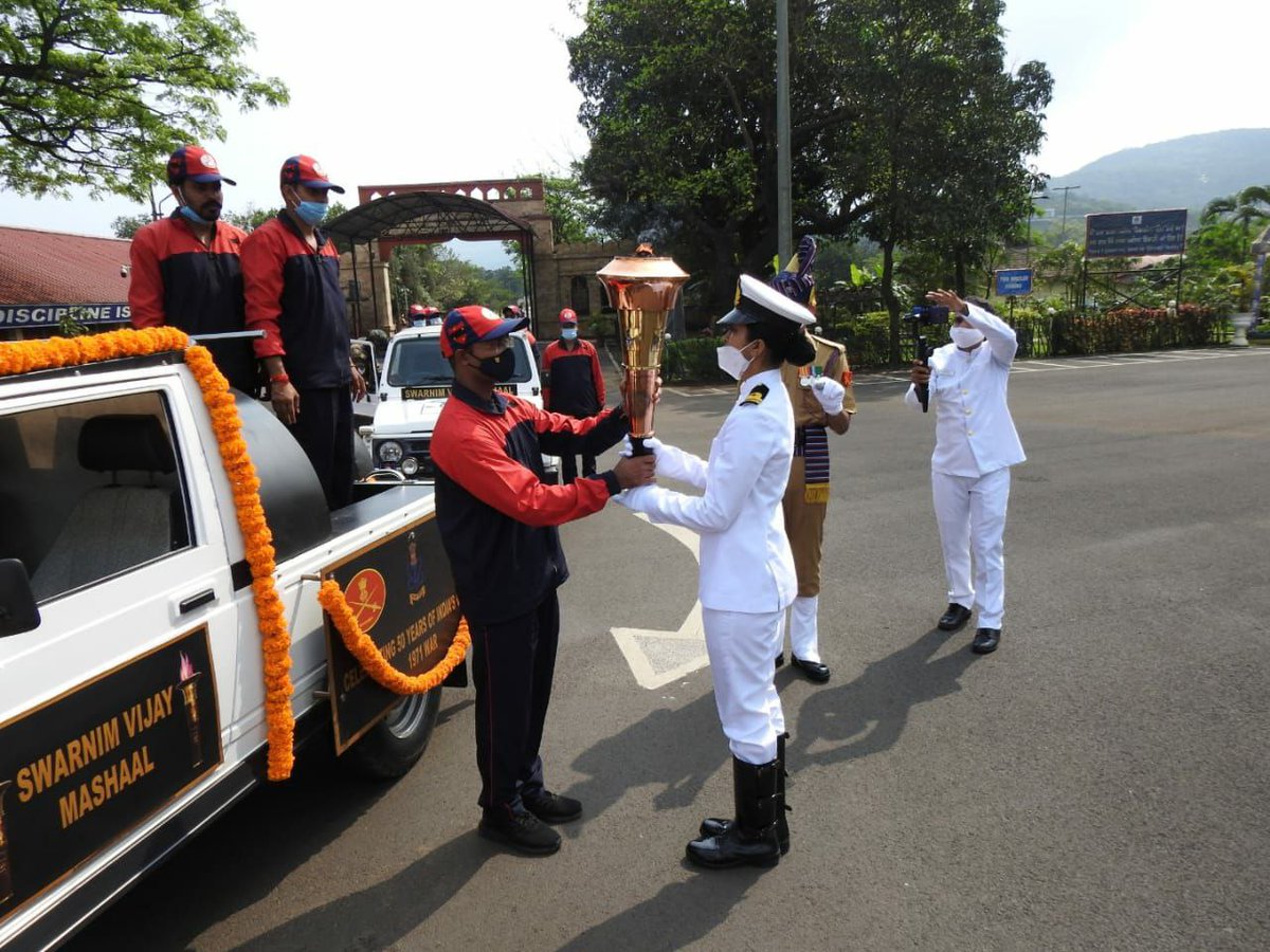 DDNewslive's tweet photo. Swarnim Vijay Mashaal, symbolising India's victory over Pak in 1971 war, reached INS Shivaji, Lonavala. On this occasion, Commanding Officer felicitated the war veterans and laid a wreath at the War Memorial

#SwarnimVijayMashaal https://t.co/W6PLqu25h7