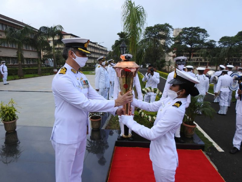 DDNewslive's tweet photo. Swarnim Vijay Mashaal, symbolising India's victory over Pak in 1971 war, reached INS Shivaji, Lonavala. On this occasion, Commanding Officer felicitated the war veterans and laid a wreath at the War Memorial

#SwarnimVijayMashaal https://t.co/W6PLqu25h7