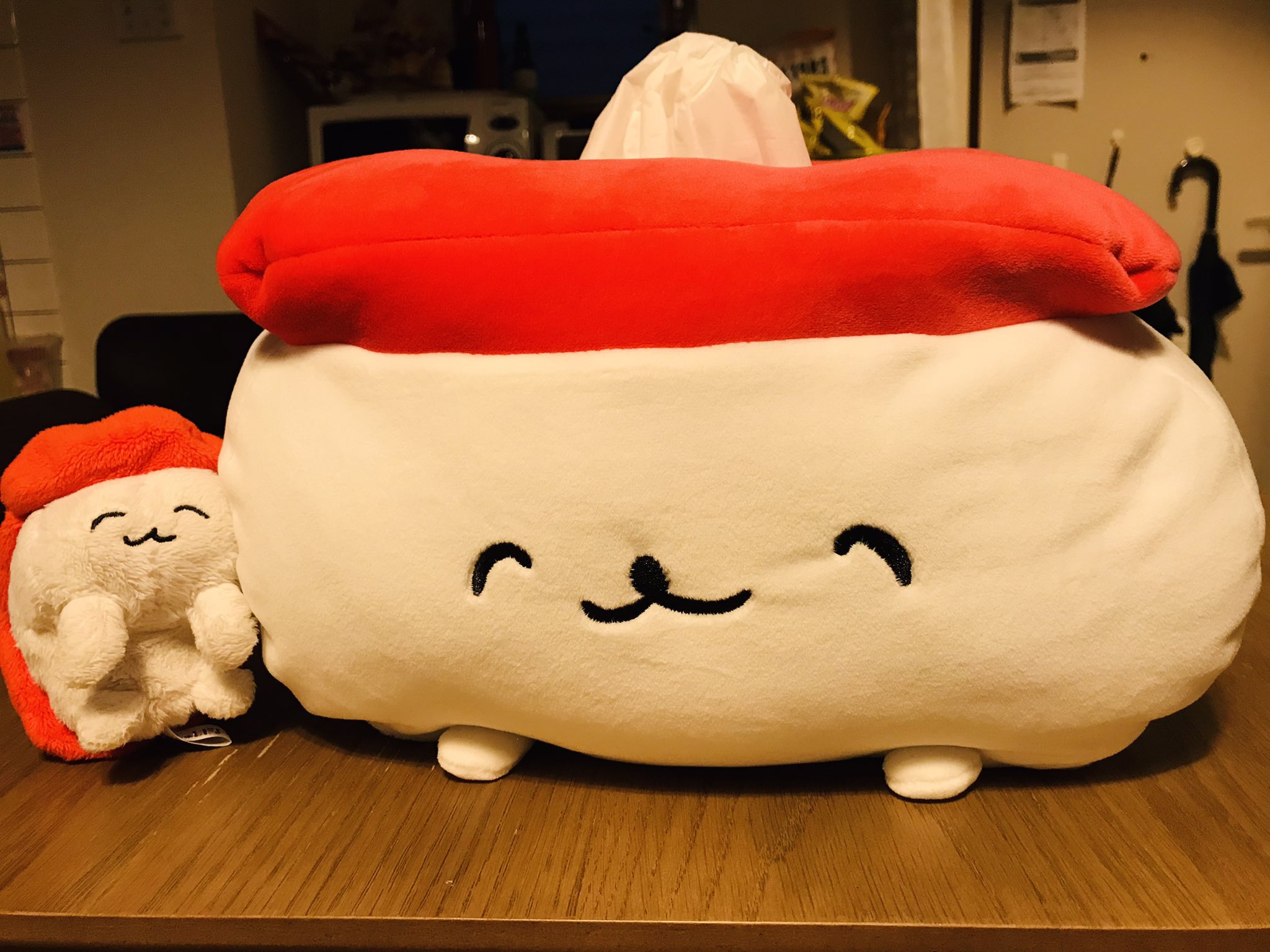 けい アベイルにて おしゅしティッシュカバーをゲットおおおおお T Co 18noblopuz Twitter