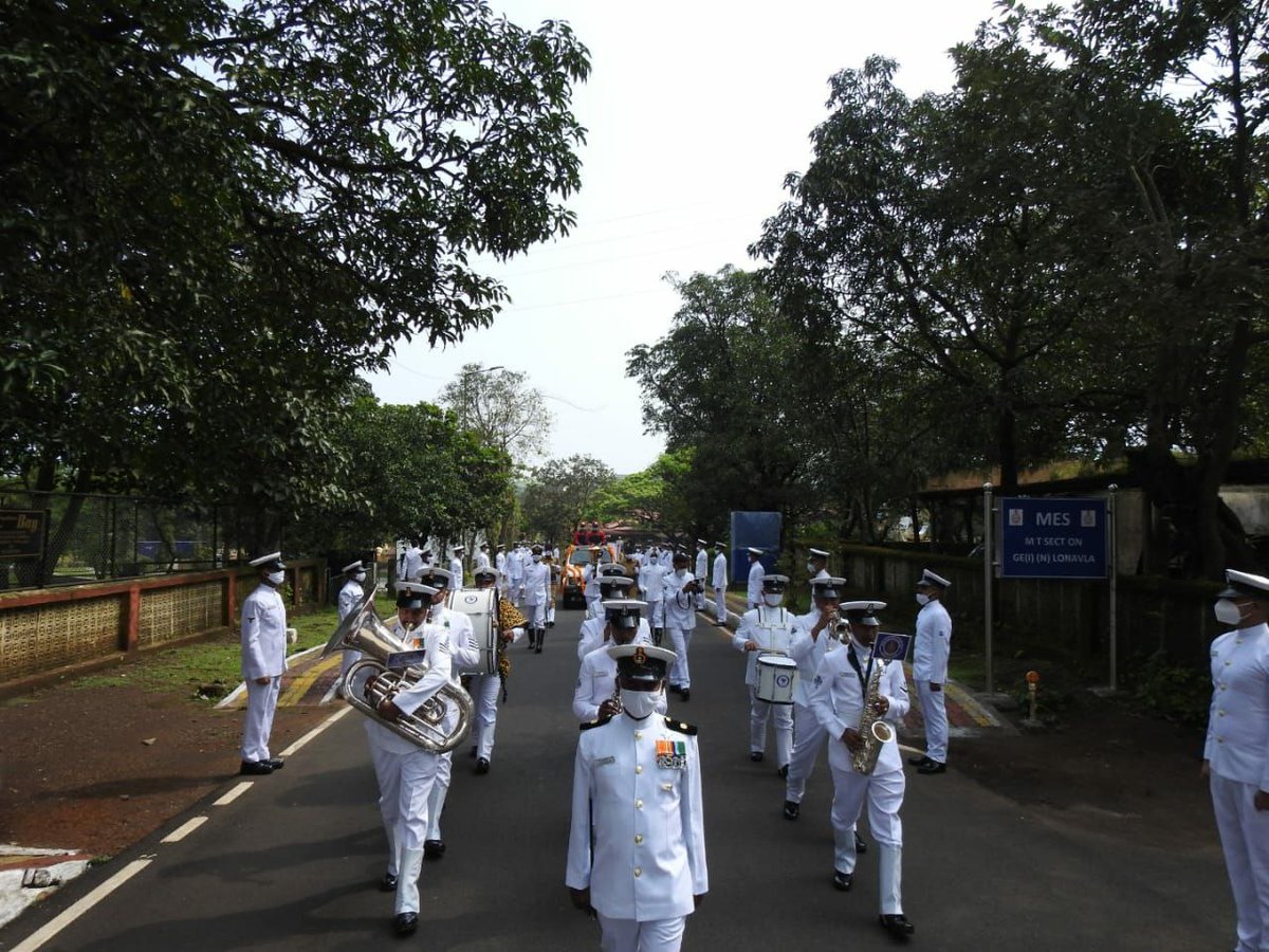 Swarnim Vijay Mashaal, symbolising India's victory over Pak in 1971 war, reached INS Shivaji, Lonavala. On this occasion, Commanding Officer felicitated the war veterans and laid a wreath at the War Memorial

#SwarnimVijayMashaal