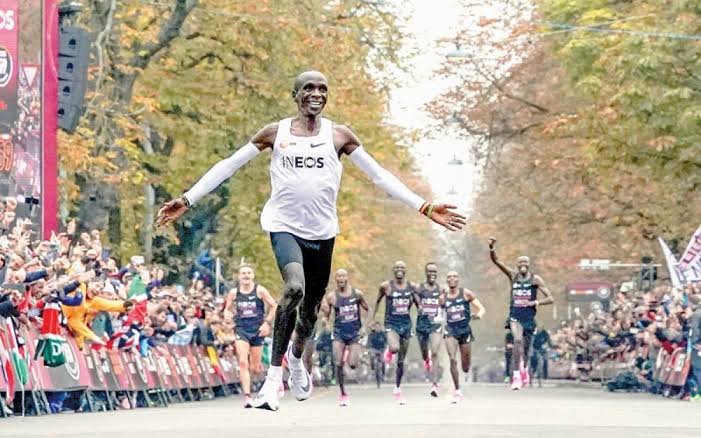 KeterSteves's tweet photo. #NoHumanIsLimited
On this date (Oct 12), 2 years ago, Marathon King Eliud Kipchoge @EliudKipchoge became the first human to run a full marathon (42.195km) under 2 hrs. He clocked 1hr 59 mins 40 secs in the #Ineos159Challenge

Ombachi Keter Sossion Waiguru #amerix https://t.co/97FEMAawzD