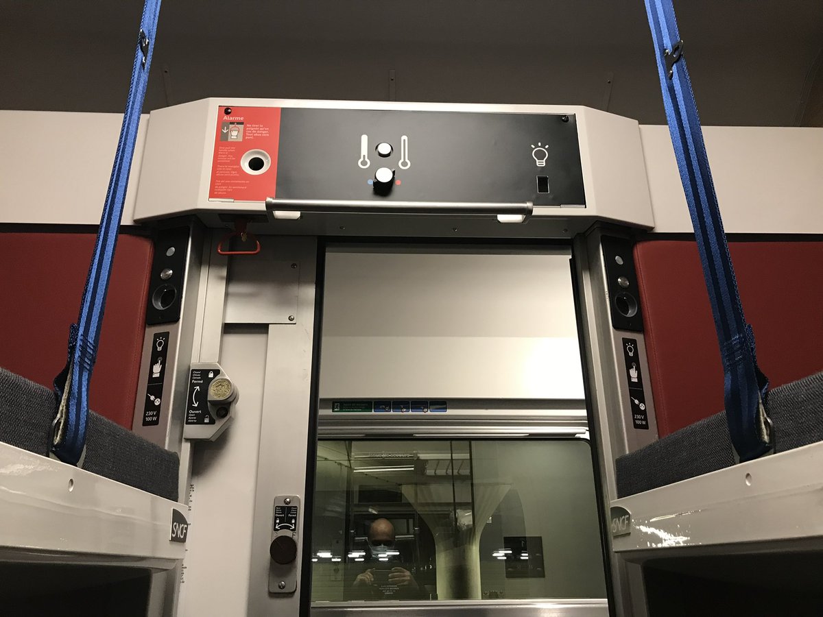 alainkrakovitch's tweet photo. Savoir se refaire une beauté avant de repartir en tournée : ici, avec Technicentre #SNCF à Tergnier dans l’Aisne, sont rénovées les rames qui compléteront nos lignes @Intercites de nuit, comme le Paris - Lourdes mi-décembre. Programme financé par #FranceRelance https://t.co/Ut7nno8NgT