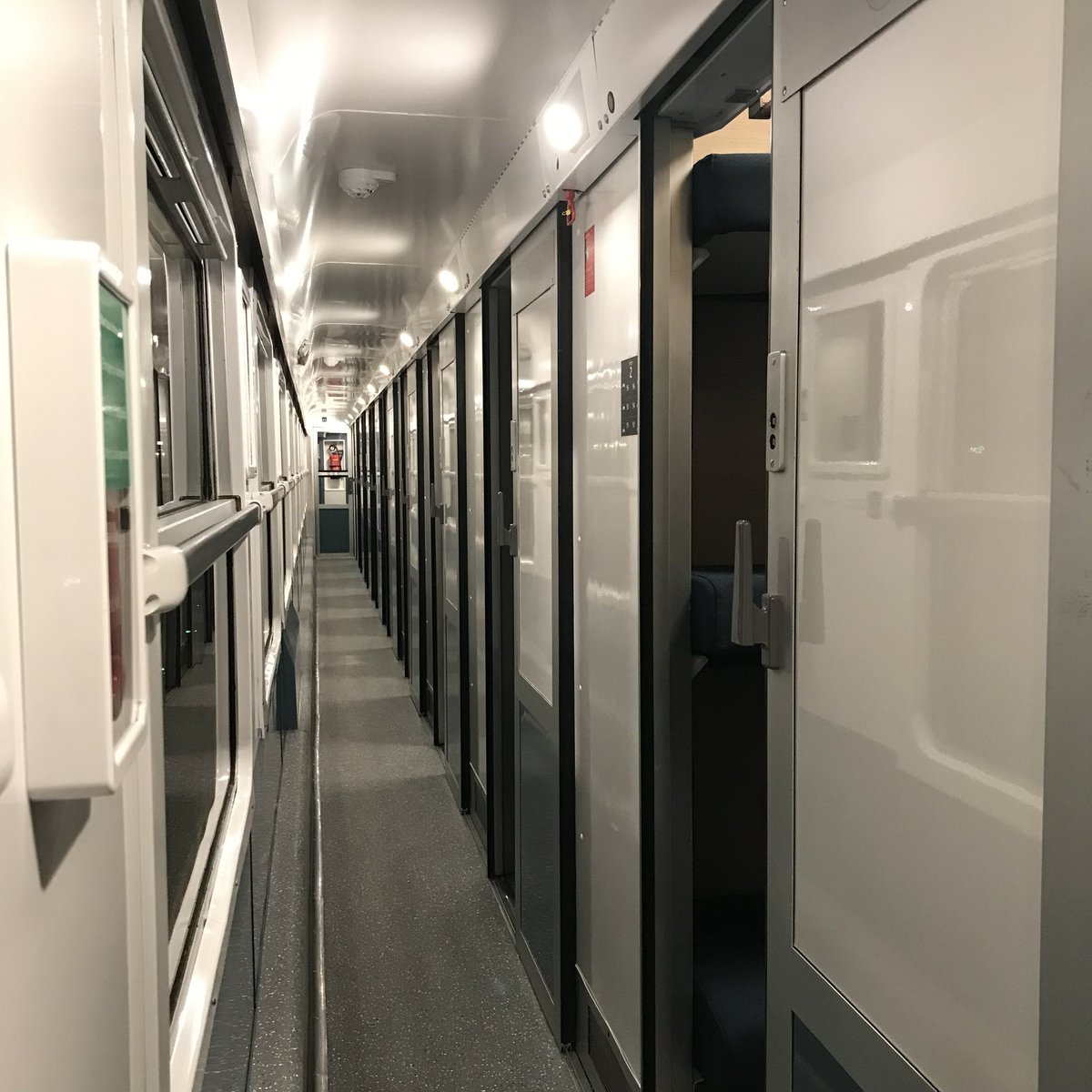 alainkrakovitch's tweet photo. Savoir se refaire une beauté avant de repartir en tournée : ici, avec Technicentre #SNCF à Tergnier dans l’Aisne, sont rénovées les rames qui compléteront nos lignes @Intercites de nuit, comme le Paris - Lourdes mi-décembre. Programme financé par #FranceRelance https://t.co/Ut7nno8NgT
