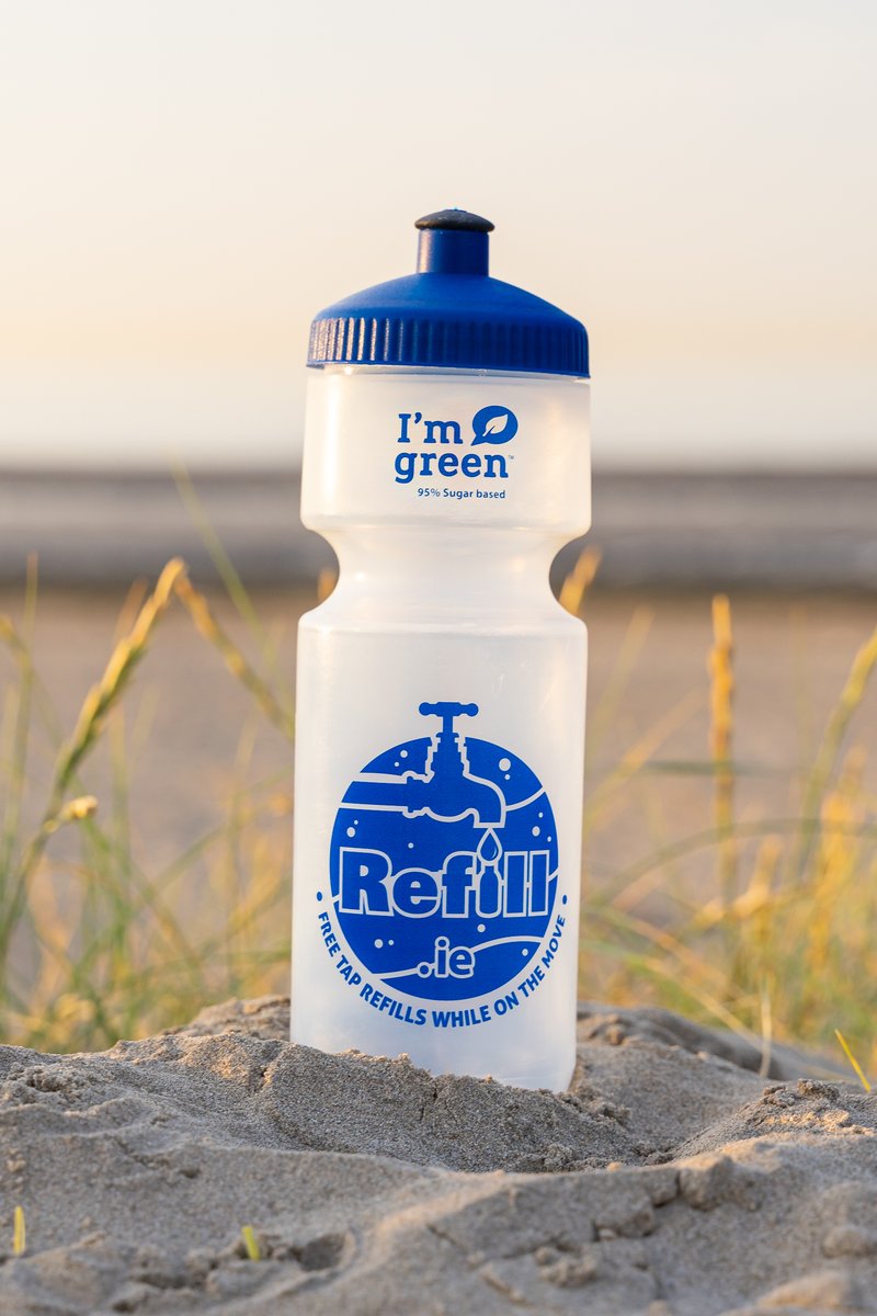 Refill_Ireland's tweet photo. Guess what this bottle is 95% made of?
No, it’s not plastic! It’s made from sugarcane! & doesn't smell or taste like plastic, unfortunately it doesn’t taste like sugar either😄 Buy your #plantbased bottle online @ https://t.co/Ct1F29NiPy #ReopenWithReuse #ReuseMonth https://t.co/eMMzmvJhdi