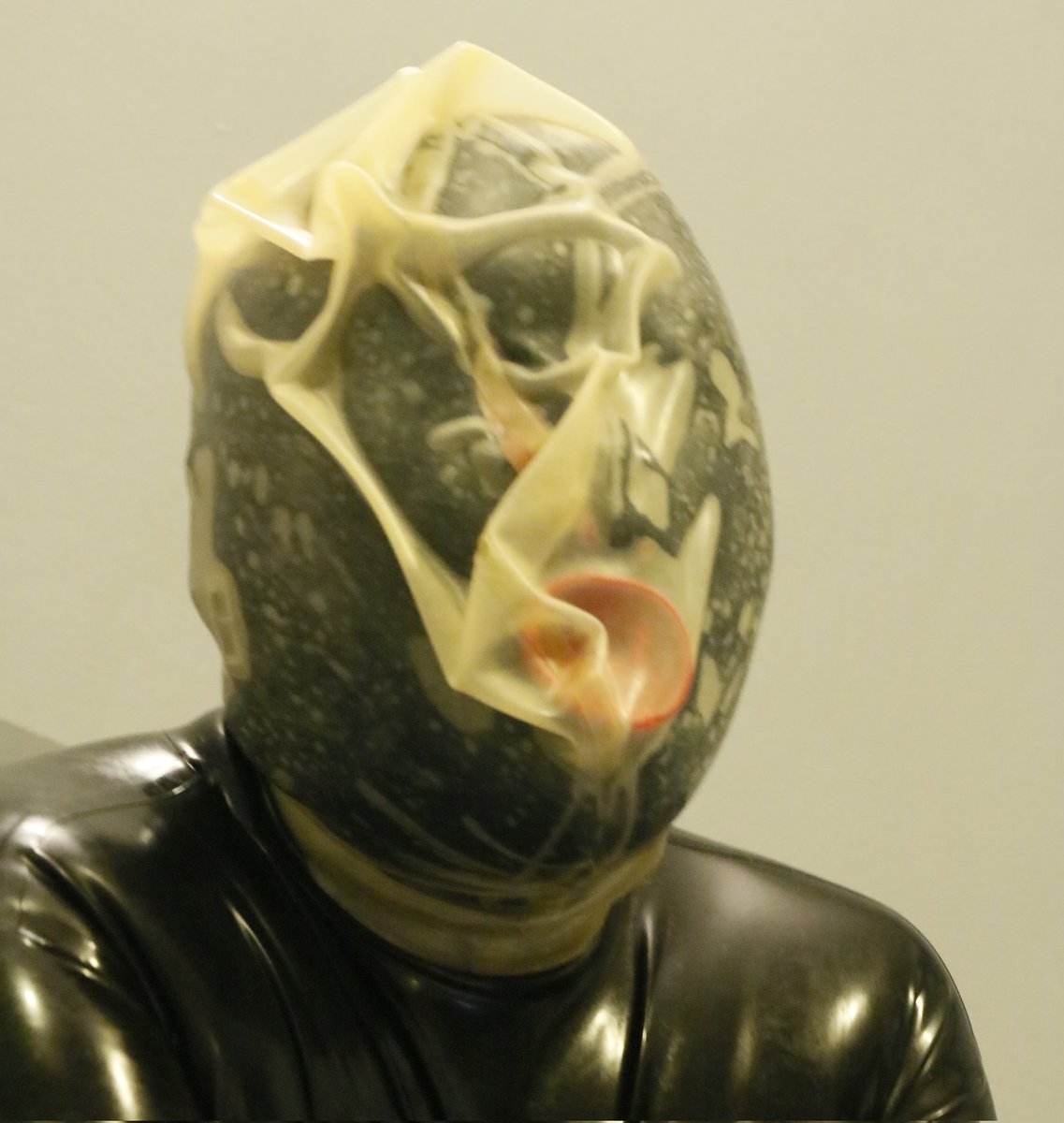 latex_dolls's tweet photo. #latex #rubberdrone #rubberslave #breathplaymask #latexcosplay https://t.co/RUYzMFpw7j