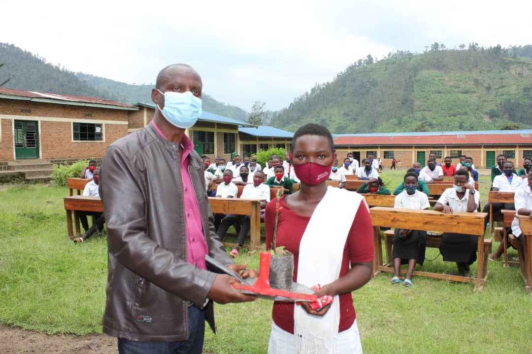 MaBridge_2018's tweet photo. Abana b'abakobwa n'abahungu biga GS Gasoro bigishijwe na @USAIDHingaWeze  guhumbika imirama y'imboga, banatera ibiti by'imbuto ziribwa ni mu murenge wa Rugera, ku munsi mpuzamahanga w'umwana w'umukobwa. *Ijwi ryanjye-Ndinda ihohoterwa rikorerwa ku gitsina* https://t.co/nYUpbpvQAM