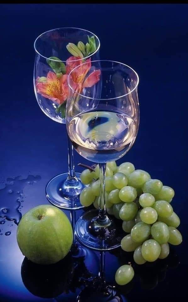 свечи фрукты. приятного вечера ,фрукты. вечерний натюрморт. вино и виноград. добрый вечер с фруктами.