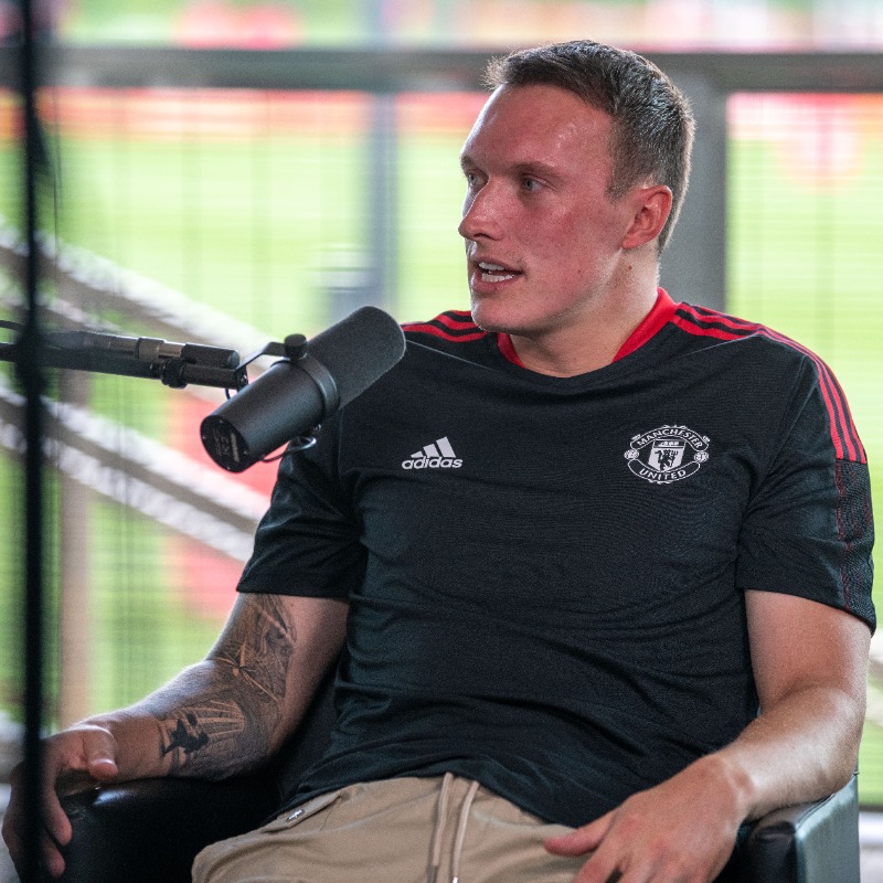 ManUtd's tweet photo. 📕 Phil Jones's story is one of determination, perseverance and resilience.

🎧 Today's recommended listening 👇

#MUFC